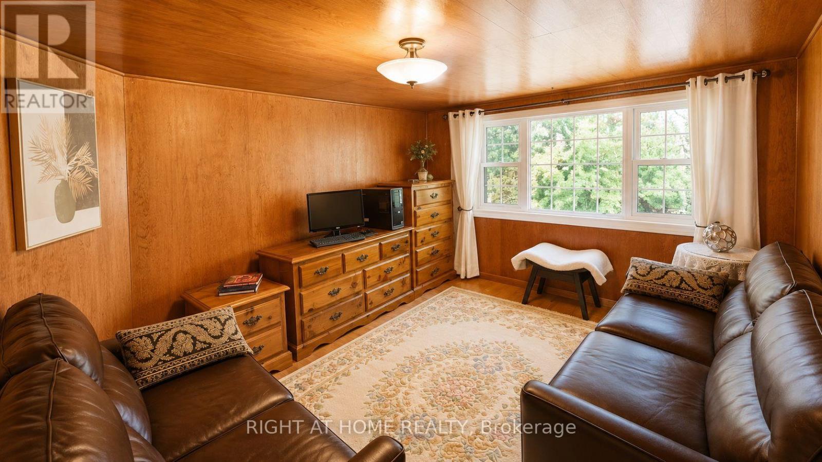 640 Tiny Beaches Road N, Tiny, ON - Indoor Photo Showing Living Room