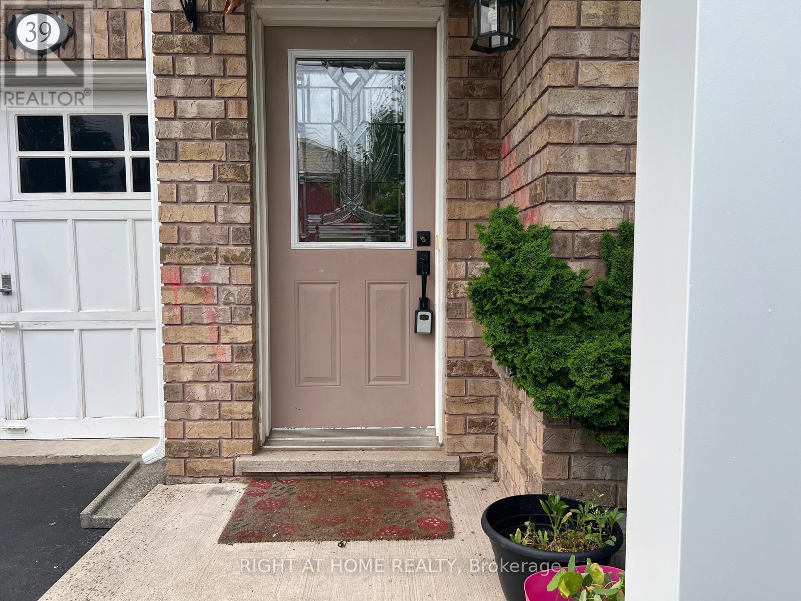 39 Golden Iris Crescent, Hamilton, ON - Outdoor With Exterior