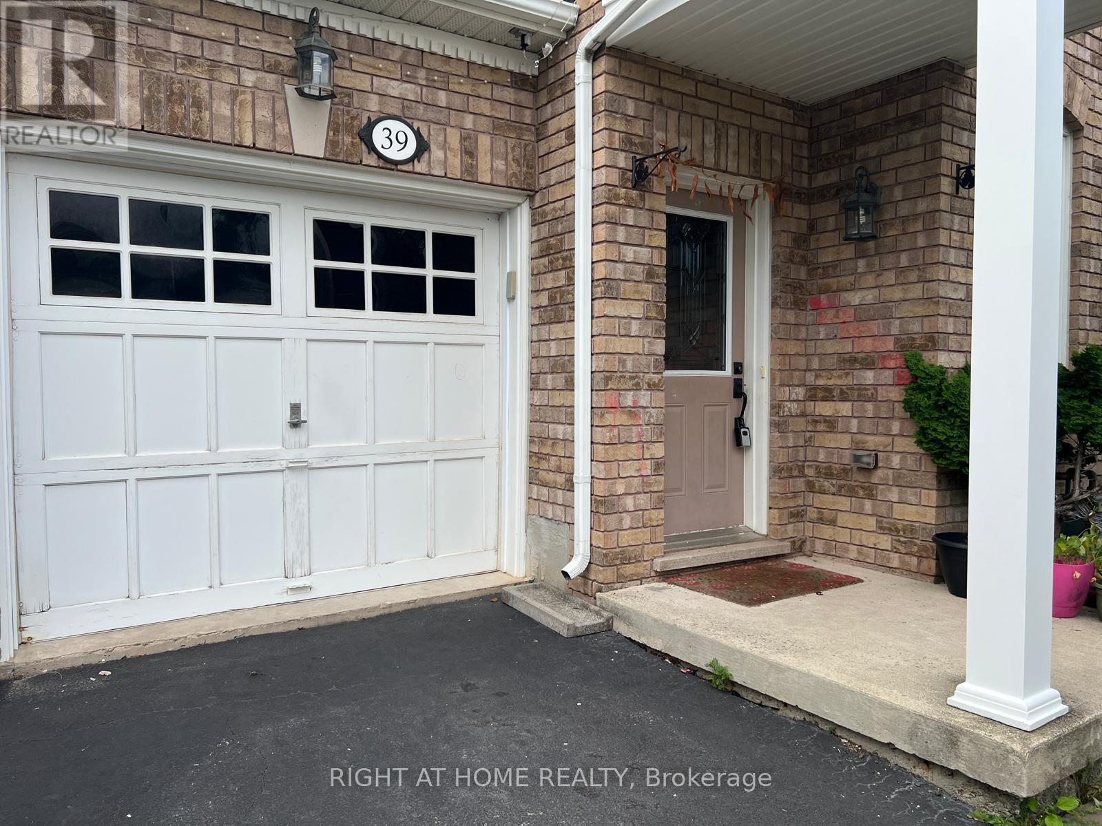 39 Golden Iris Crescent, Hamilton, ON - Outdoor