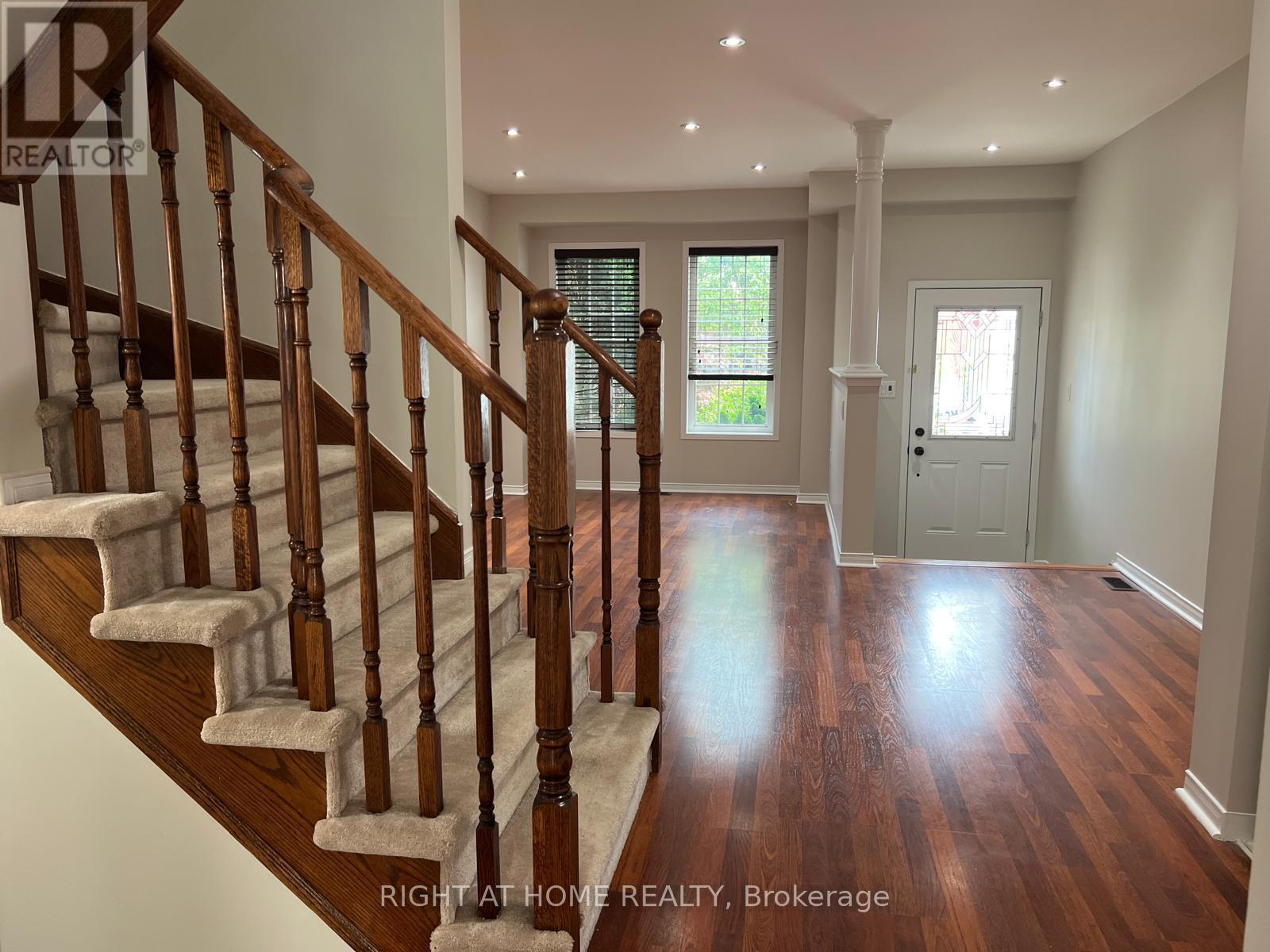 39 Golden Iris Crescent, Hamilton, ON - Indoor Photo Showing Other Room