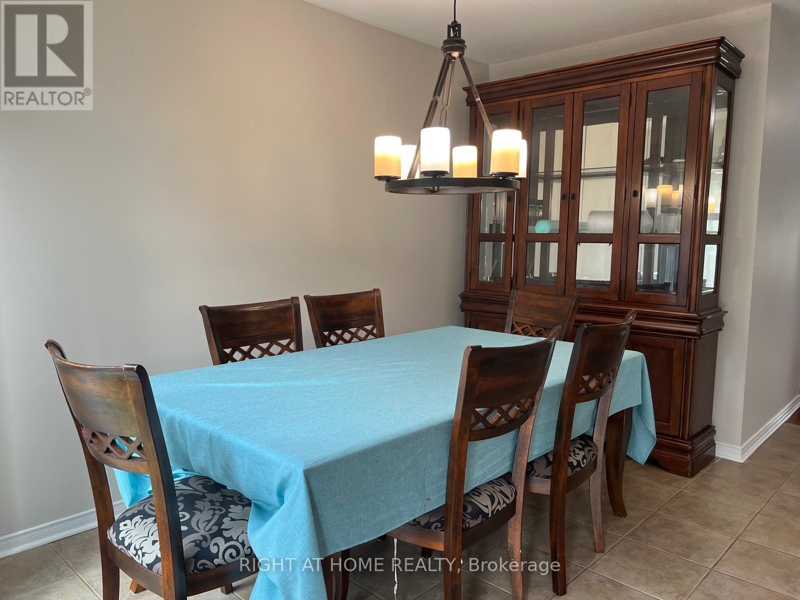 39 Golden Iris Crescent, Hamilton, ON - Indoor Photo Showing Dining Room