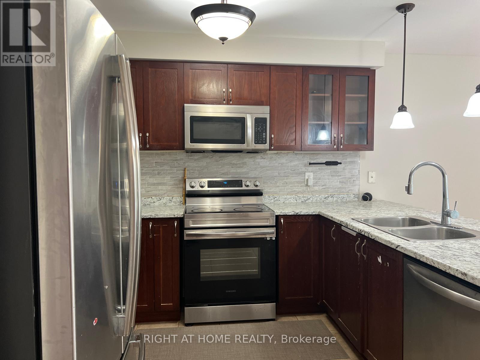 39 Golden Iris Crescent, Hamilton, ON - Indoor Photo Showing Kitchen With Double Sink With Upgraded Kitchen
