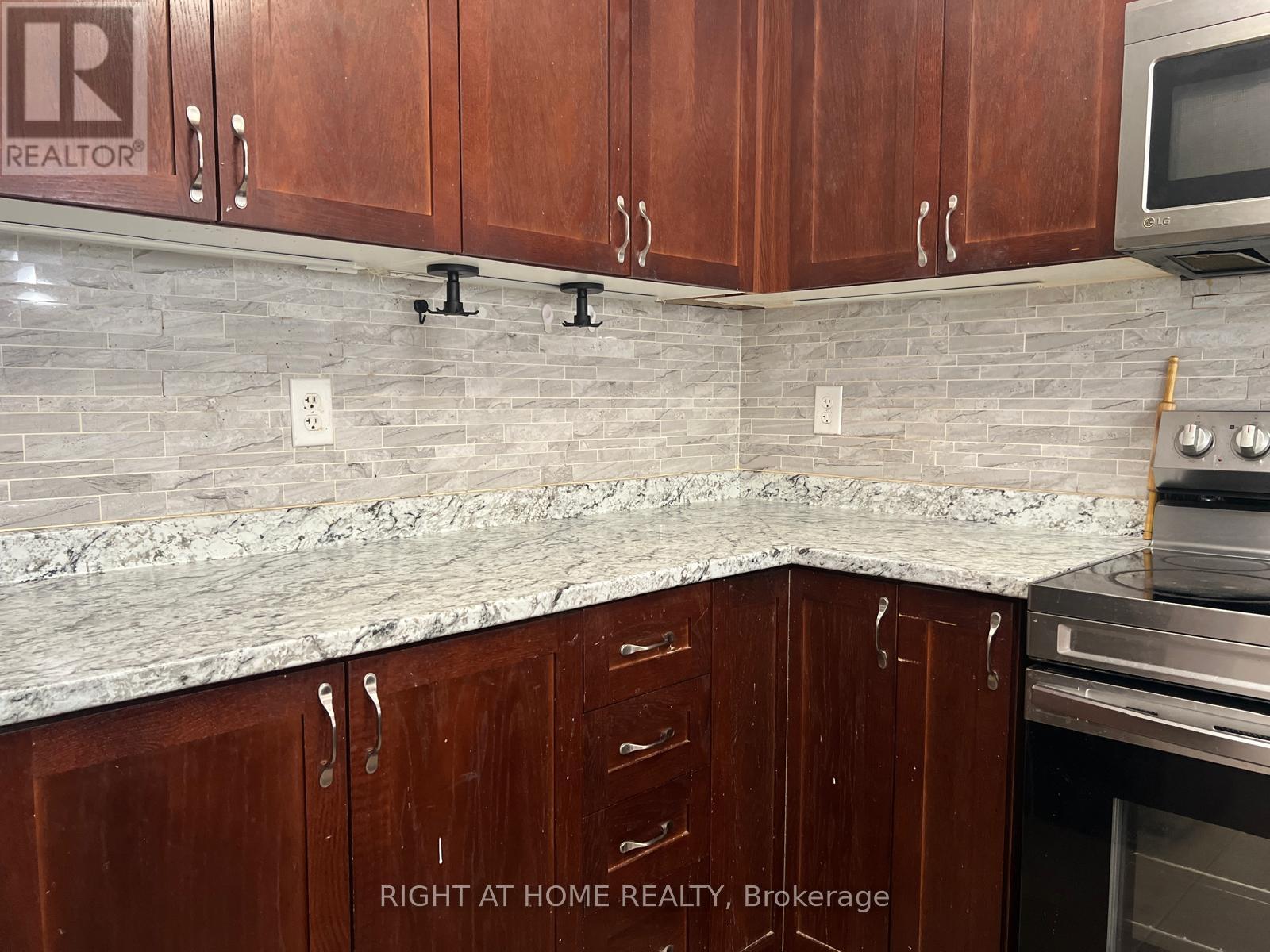 39 Golden Iris Crescent, Hamilton, ON - Indoor Photo Showing Kitchen