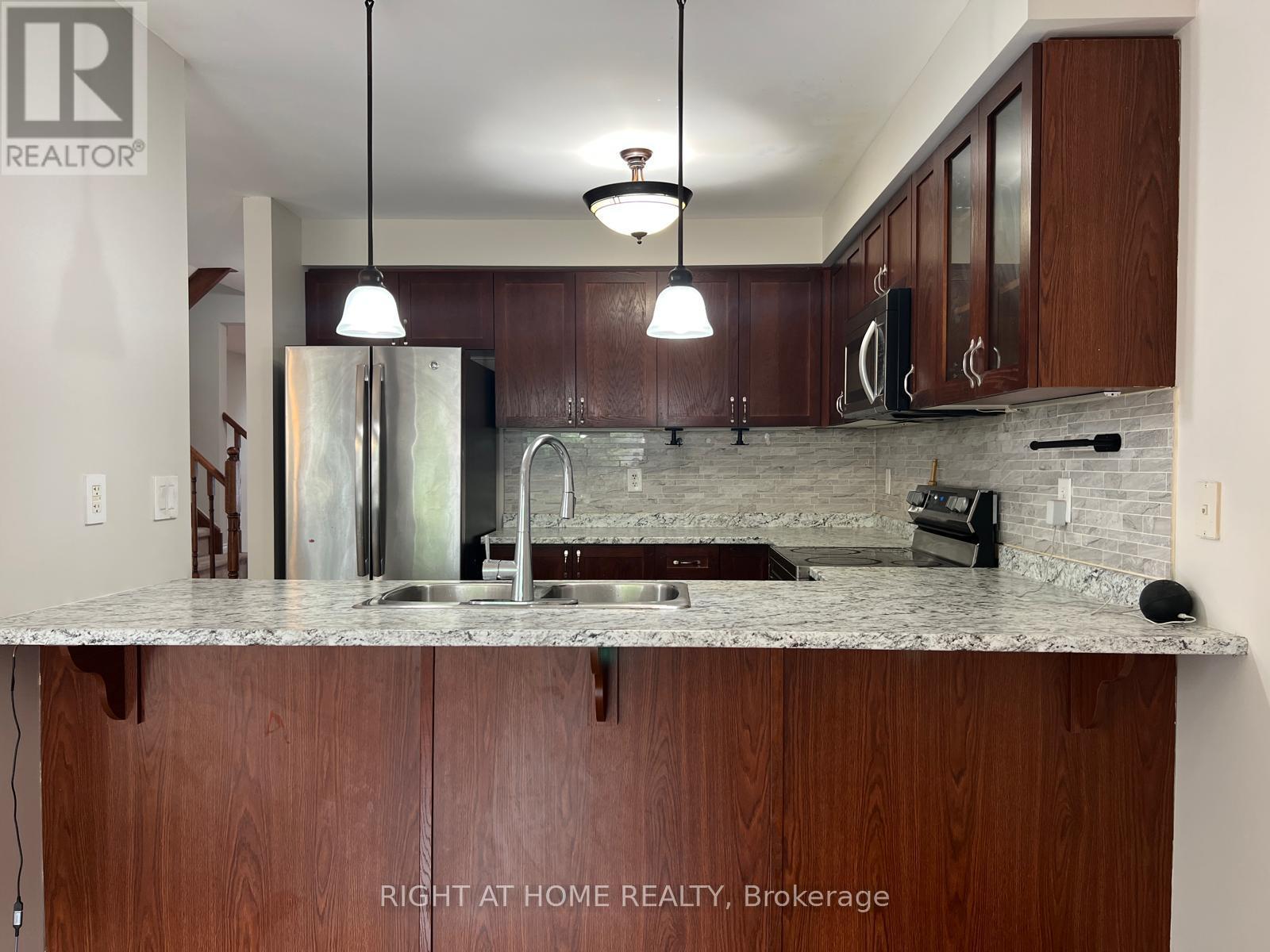 39 Golden Iris Crescent, Hamilton, ON - Indoor Photo Showing Kitchen With Double Sink With Upgraded Kitchen