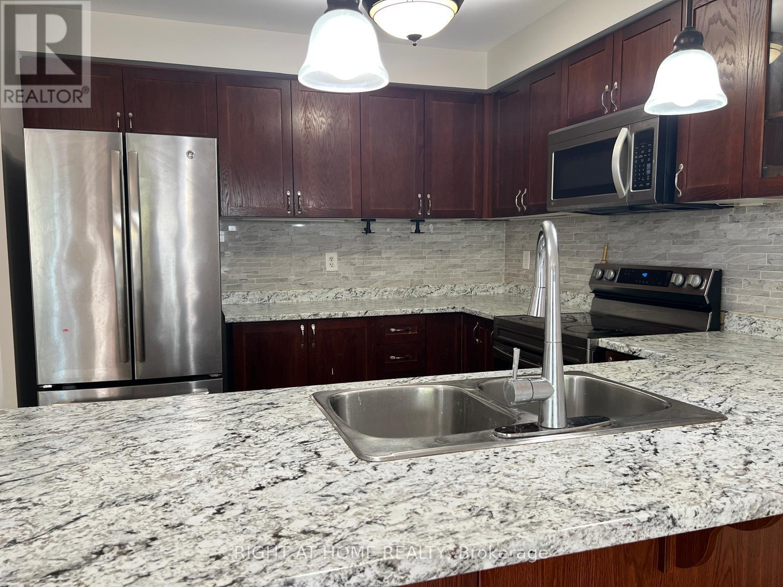 39 Golden Iris Crescent, Hamilton, ON - Indoor Photo Showing Kitchen With Double Sink With Upgraded Kitchen