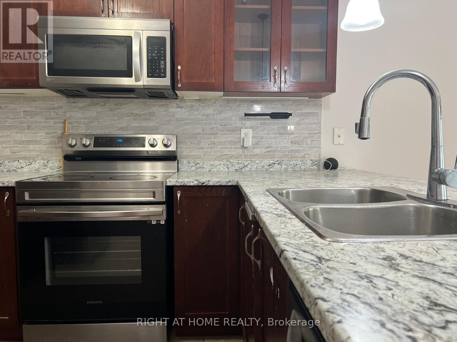 39 Golden Iris Crescent, Hamilton, ON - Indoor Photo Showing Kitchen With Double Sink With Upgraded Kitchen