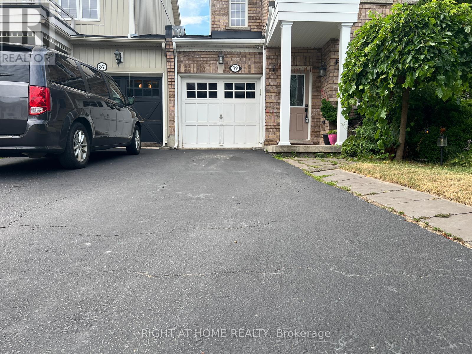 39 Golden Iris Crescent, Hamilton, ON - Outdoor
