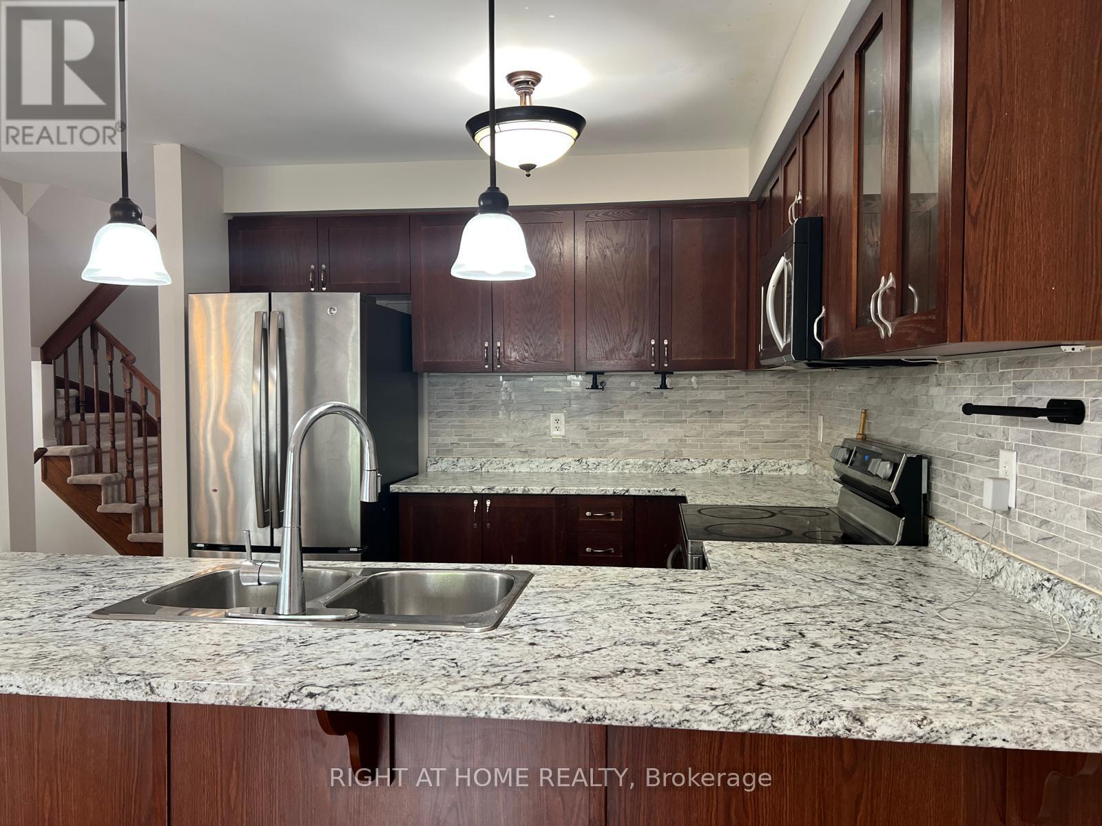 39 Golden Iris Crescent, Hamilton, ON - Indoor Photo Showing Kitchen With Double Sink With Upgraded Kitchen