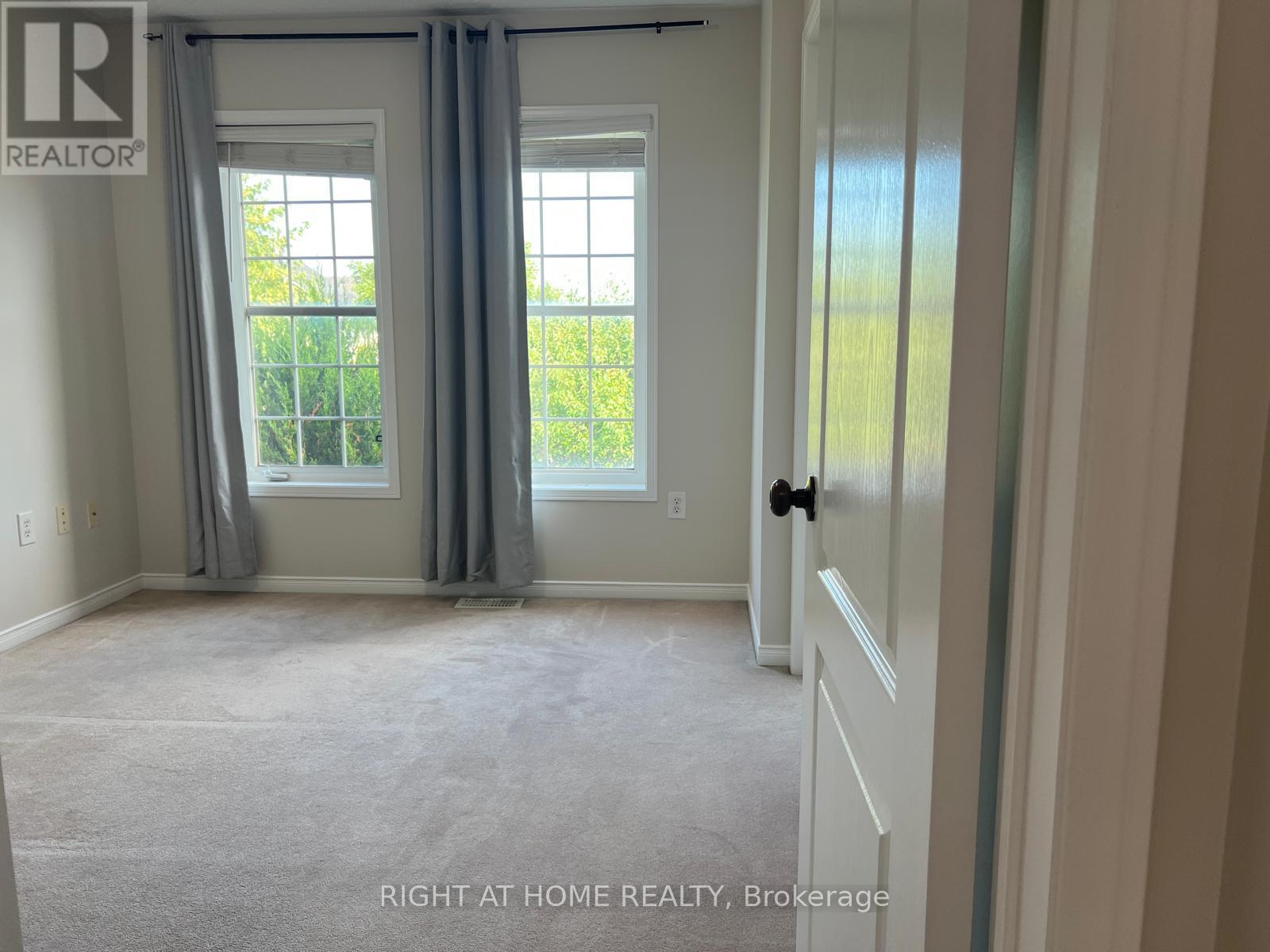 39 Golden Iris Crescent, Hamilton, ON - Indoor Photo Showing Other Room