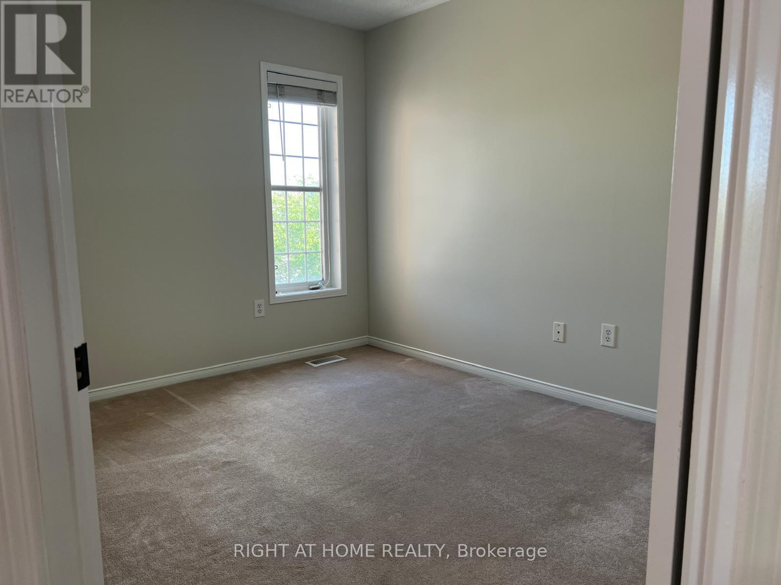 39 Golden Iris Crescent, Hamilton, ON - Indoor Photo Showing Other Room