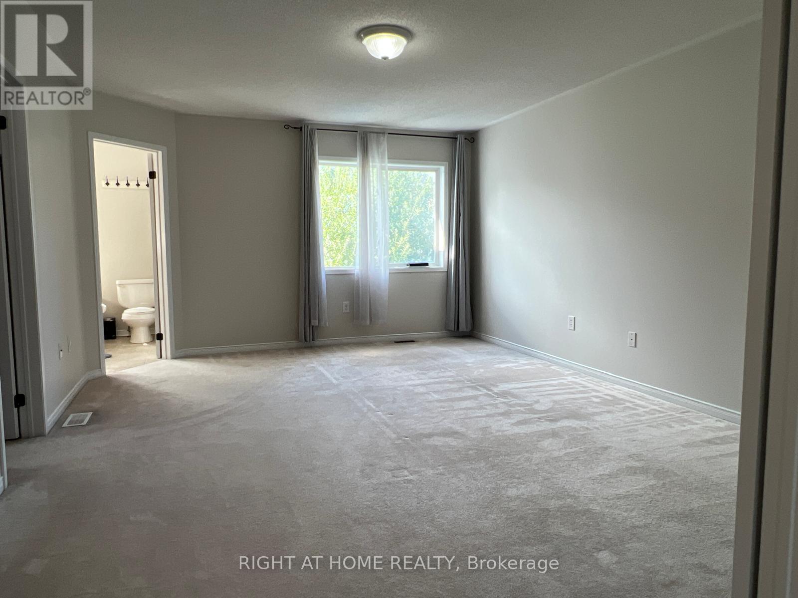 39 Golden Iris Crescent, Hamilton, ON - Indoor Photo Showing Other Room