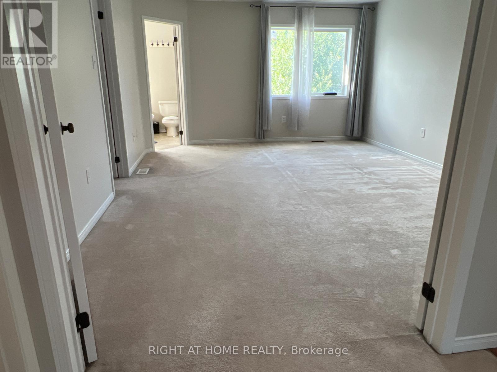 39 Golden Iris Crescent, Hamilton, ON - Indoor Photo Showing Other Room