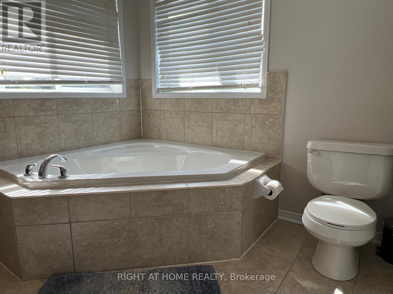 39 Golden Iris Crescent, Hamilton, ON - Indoor Photo Showing Bathroom