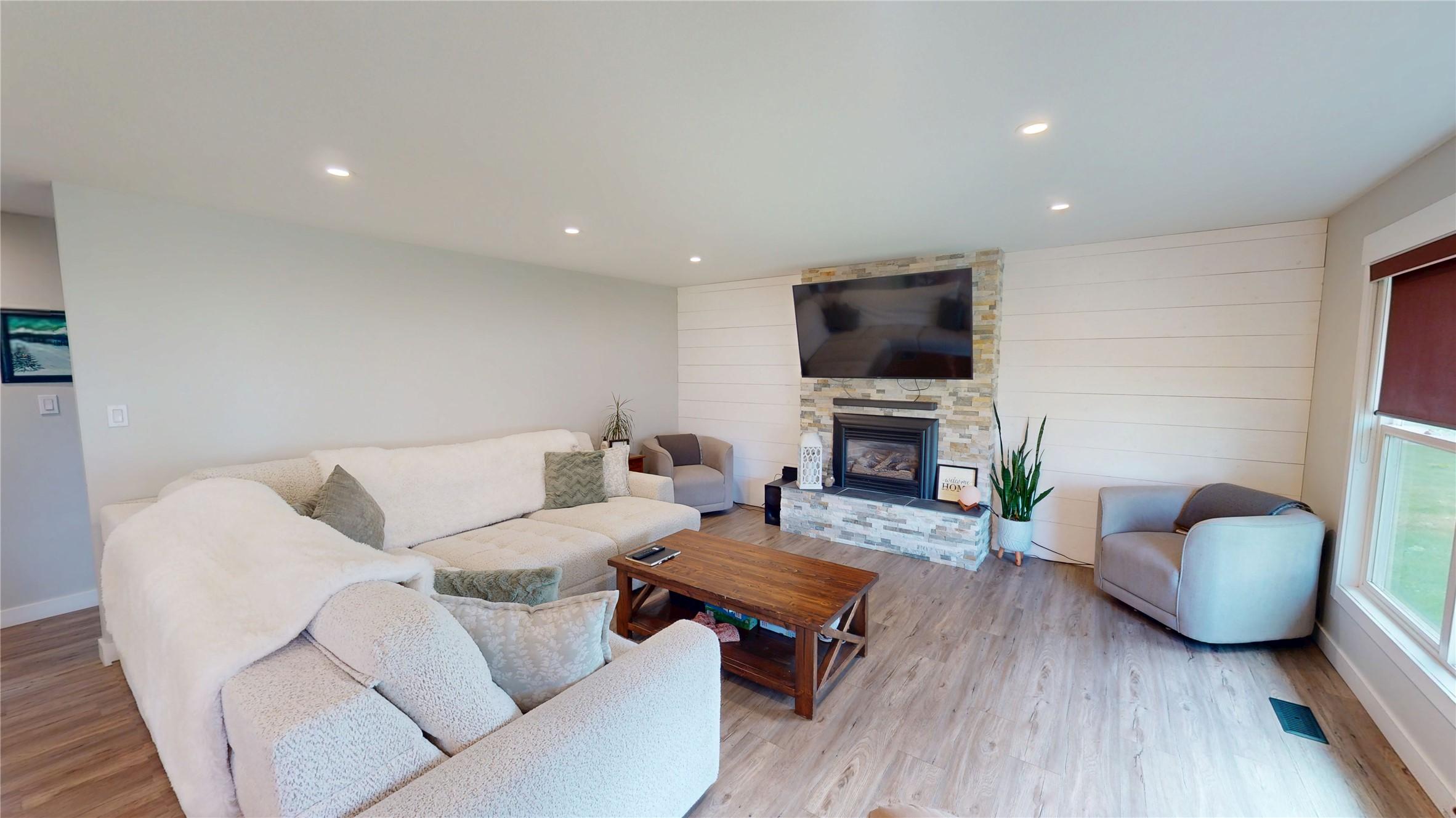 904 9Th Street, Cranbrook, BC - Indoor Photo Showing Living Room With Fireplace