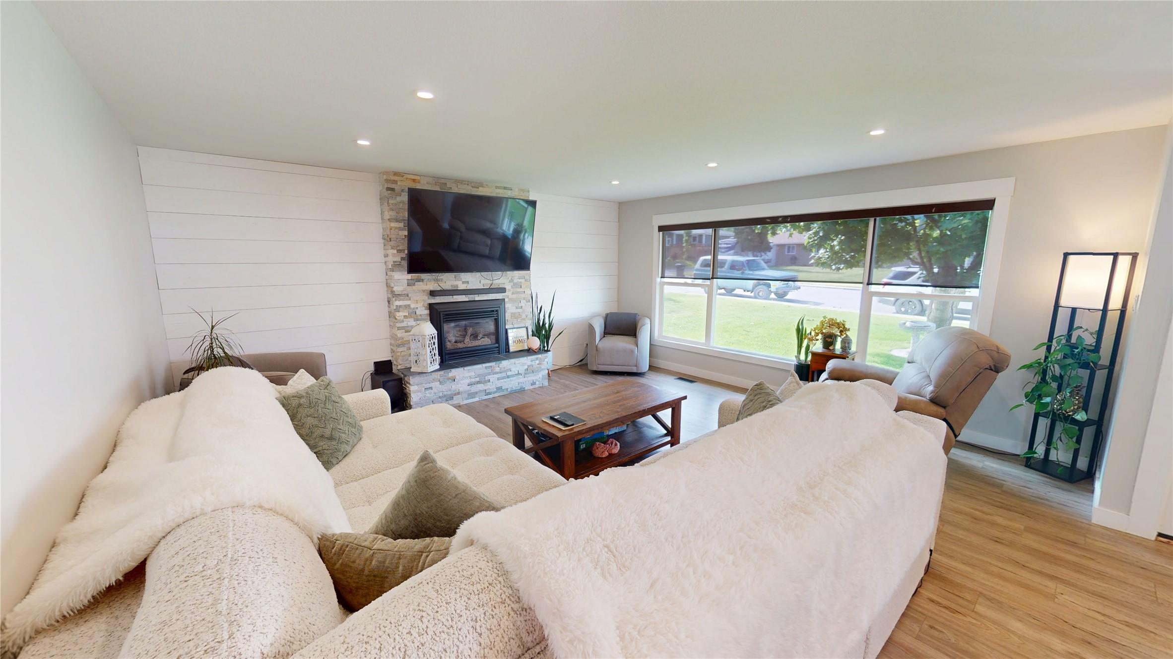 904 9Th Street, Cranbrook, BC - Indoor Photo Showing Living Room With Fireplace
