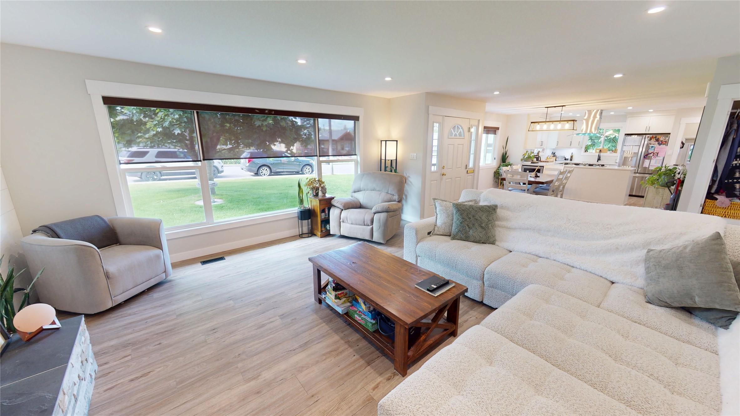 904 9Th Street, Cranbrook, BC - Indoor Photo Showing Living Room