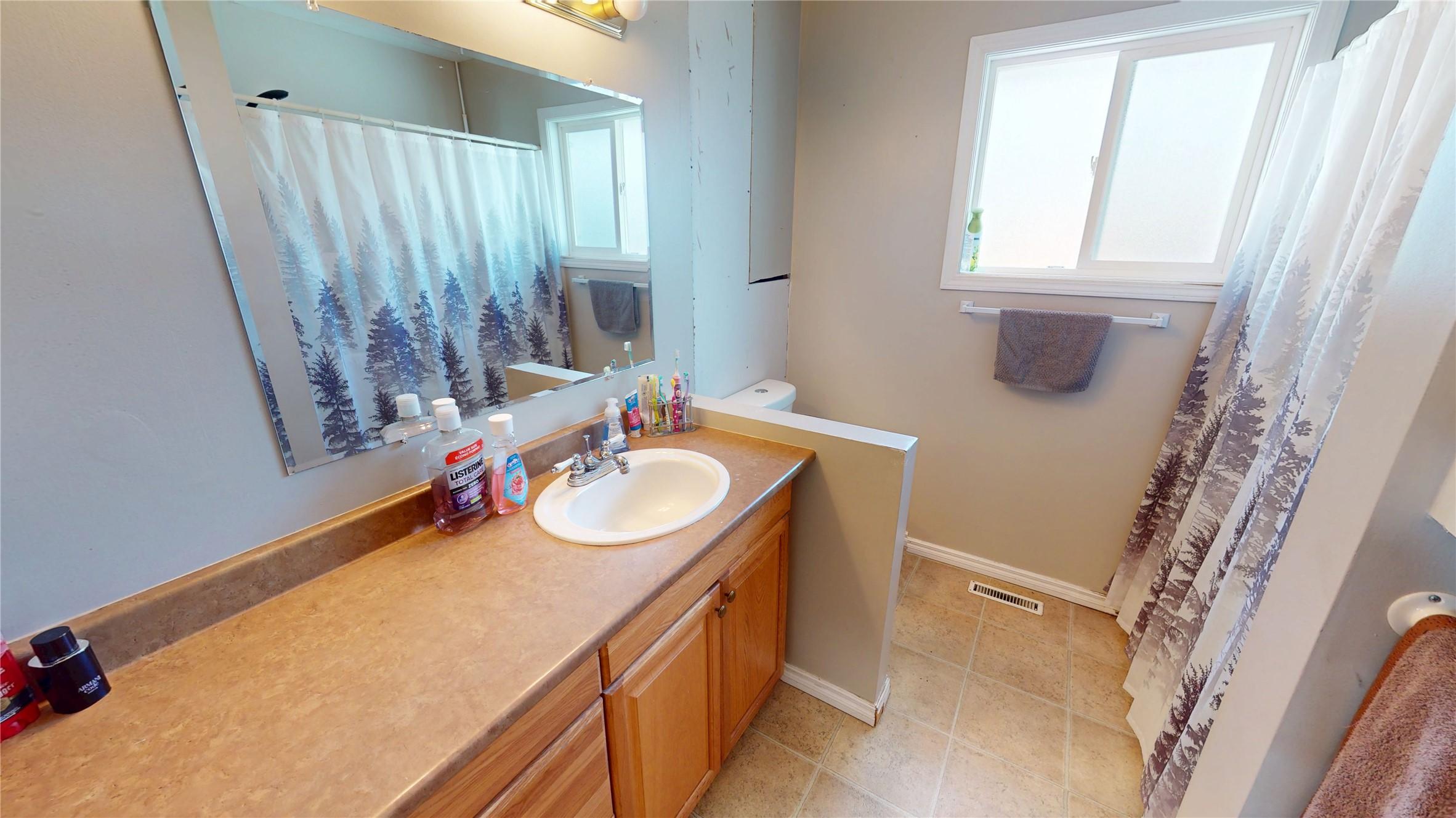 904 9Th Street, Cranbrook, BC - Indoor Photo Showing Bathroom