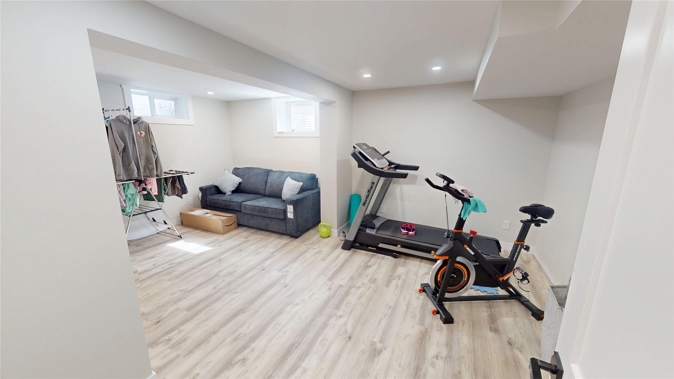 904 9Th Street, Cranbrook, BC - Indoor Photo Showing Gym Room