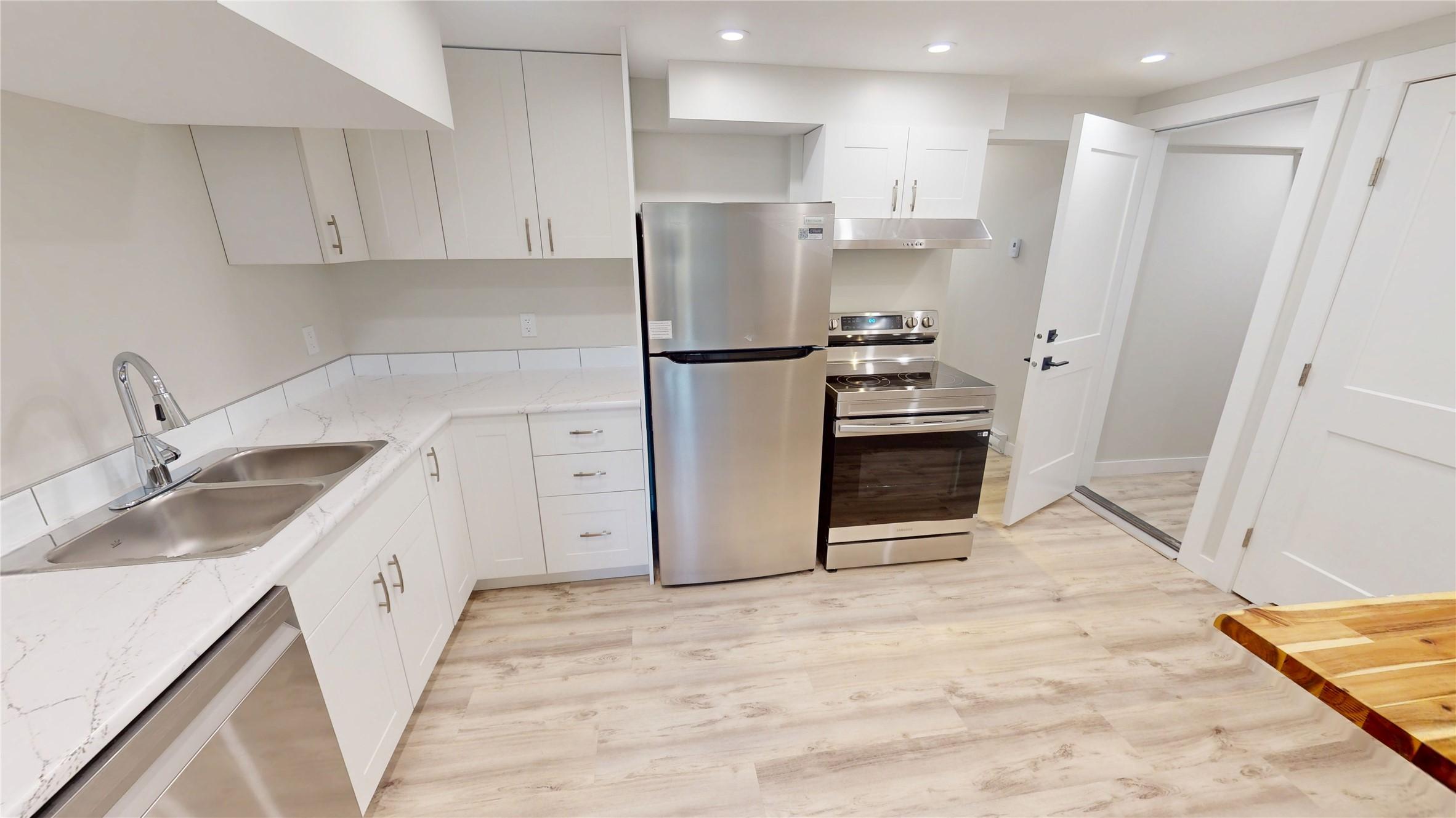 904 9Th Street, Cranbrook, BC - Indoor Photo Showing Kitchen With Double Sink