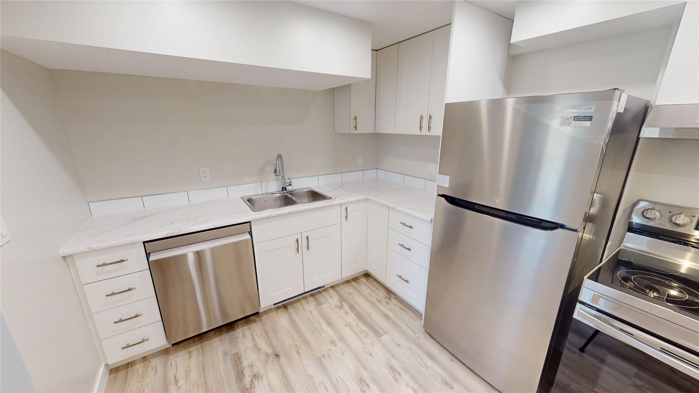904 9Th Street, Cranbrook, BC - Indoor Photo Showing Kitchen With Double Sink