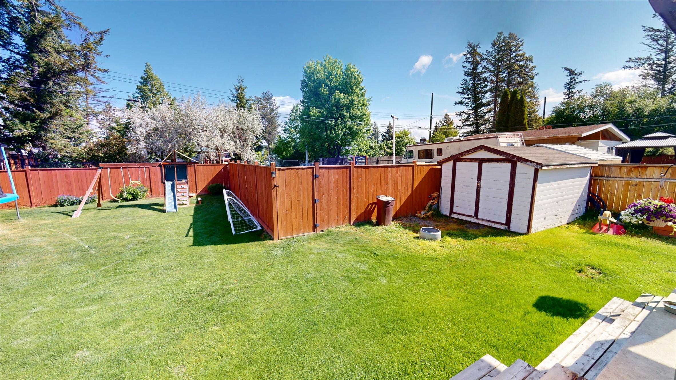 904 9Th Street, Cranbrook, BC - Outdoor With Backyard