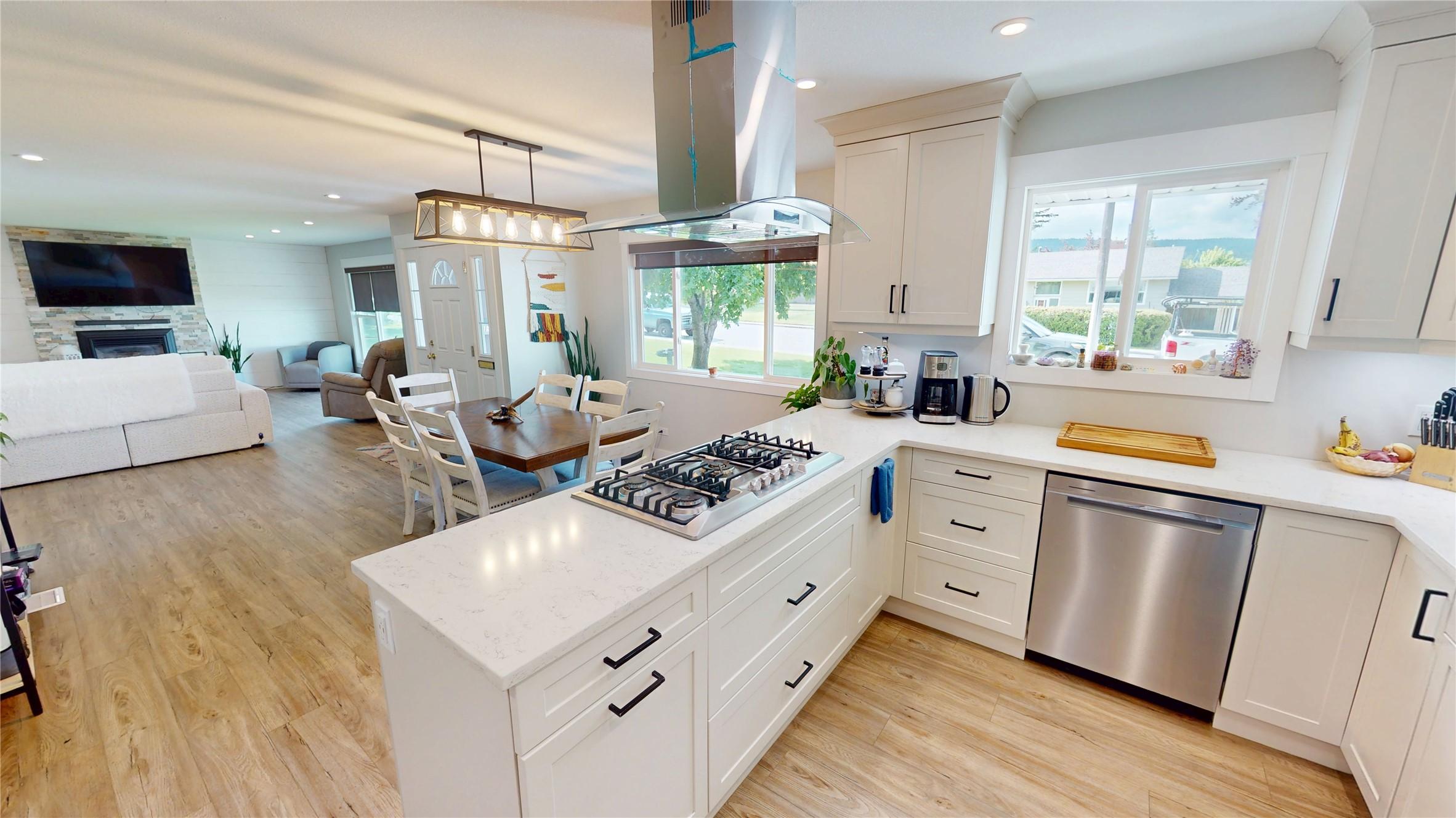 904 9Th Street, Cranbrook, BC - Indoor Photo Showing Kitchen