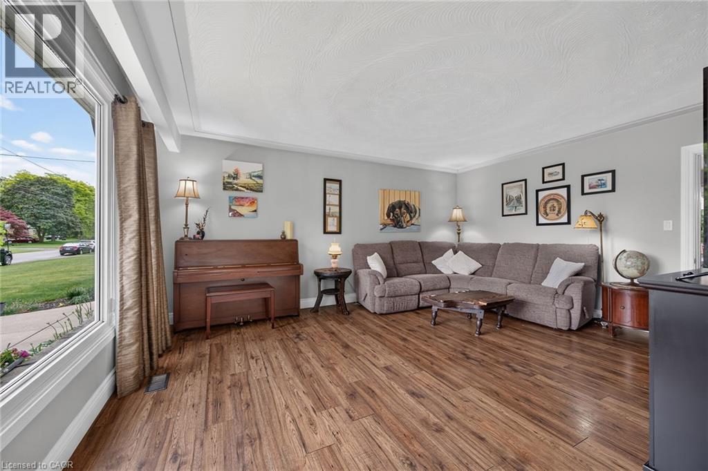 251 Mackenzie Crescent, Caledonia, ON - Indoor Photo Showing Living Room