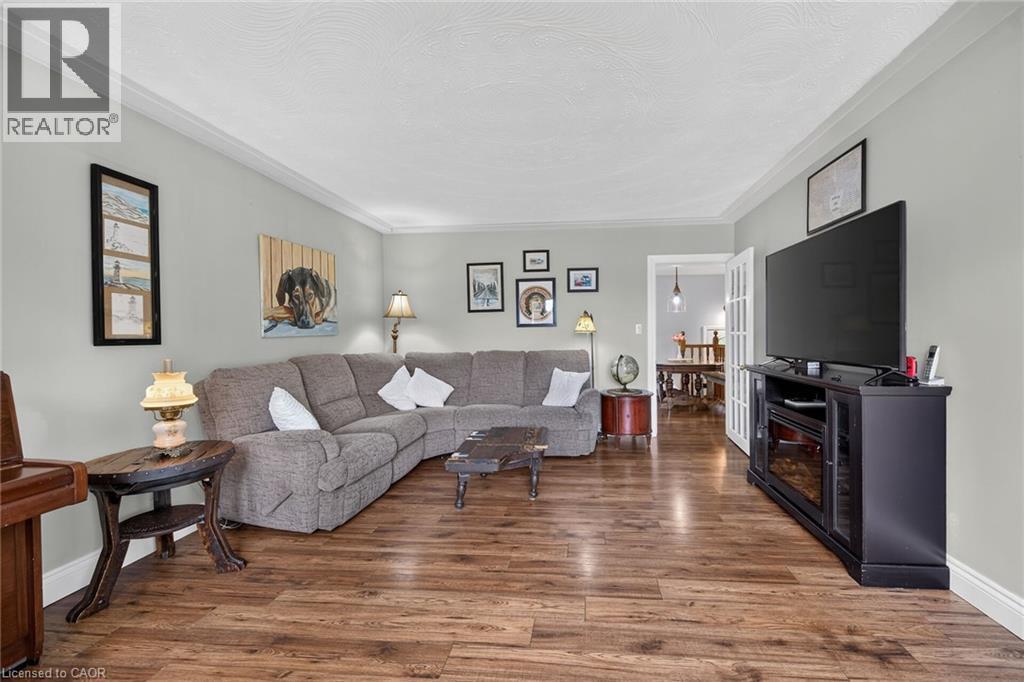 251 Mackenzie Crescent, Caledonia, ON - Indoor Photo Showing Living Room