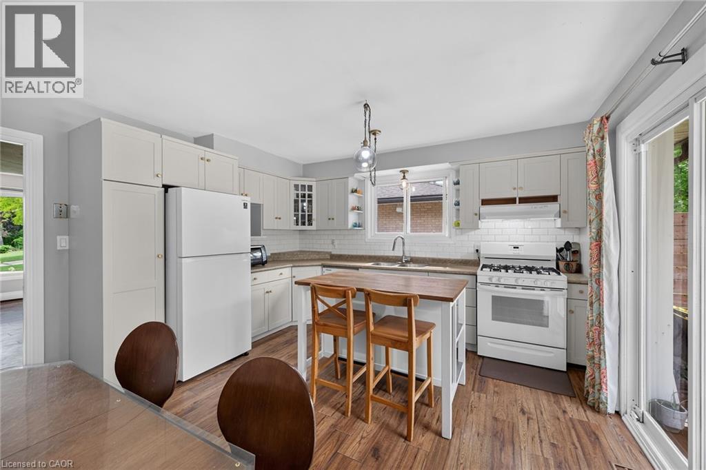 251 Mackenzie Crescent, Caledonia, ON - Indoor Photo Showing Kitchen