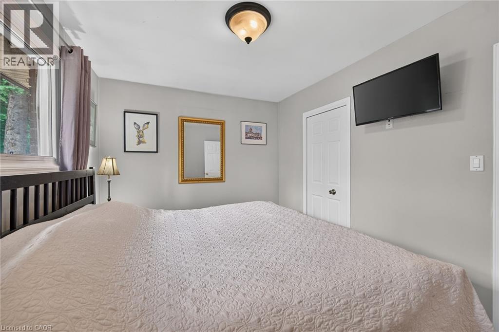 251 Mackenzie Crescent, Caledonia, ON - Indoor Photo Showing Bedroom