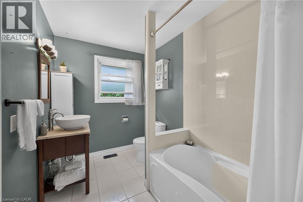 251 Mackenzie Crescent, Caledonia, ON - Indoor Photo Showing Bathroom