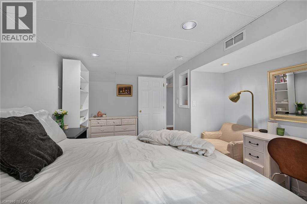 251 Mackenzie Crescent, Caledonia, ON - Indoor Photo Showing Bedroom