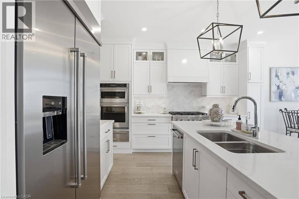 24 Willow Bank Common, St. Catharines, ON - Indoor Photo Showing Kitchen With Double Sink With Upgraded Kitchen