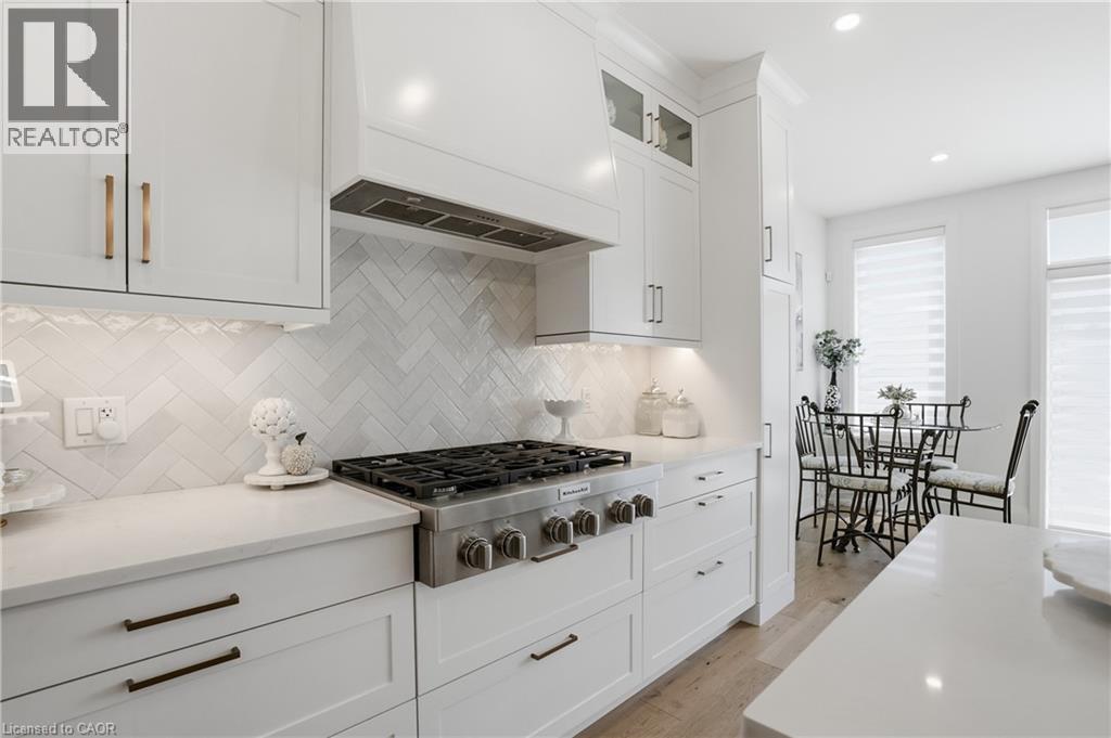 24 Willow Bank Common, St. Catharines, ON - Indoor Photo Showing Kitchen With Upgraded Kitchen