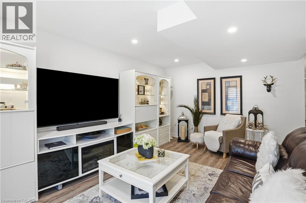 24 Willow Bank Common, St. Catharines, ON - Indoor Photo Showing Living Room