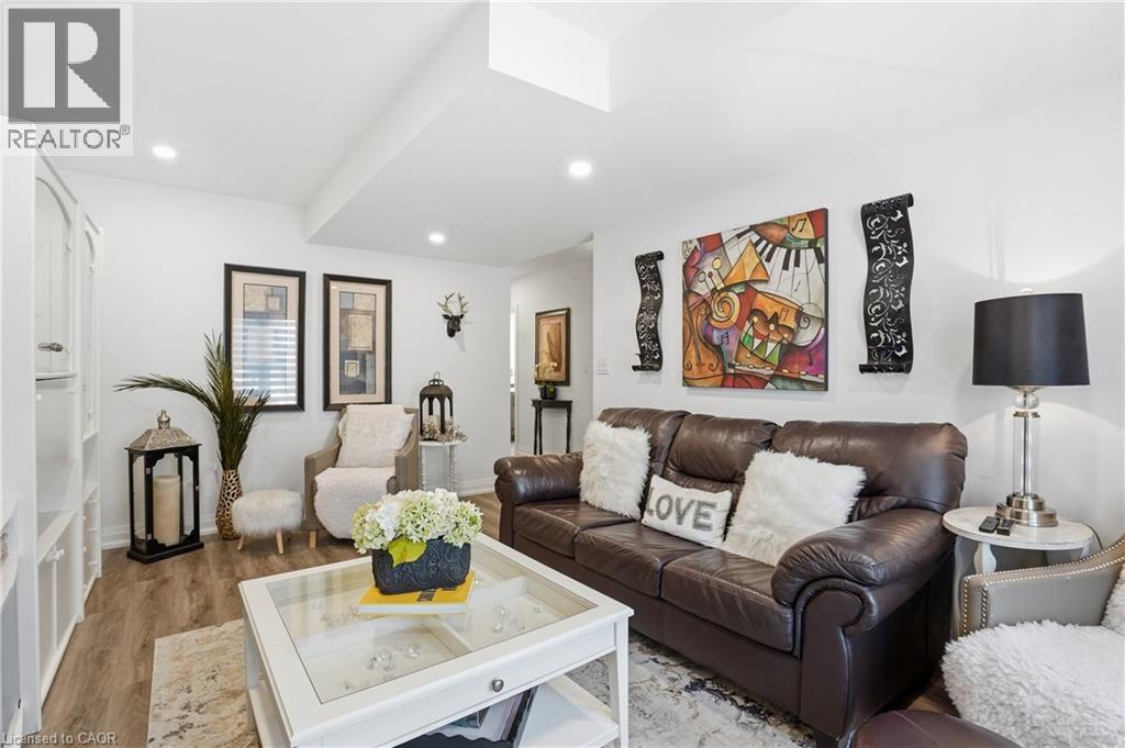24 Willow Bank Common, St. Catharines, ON - Indoor Photo Showing Living Room