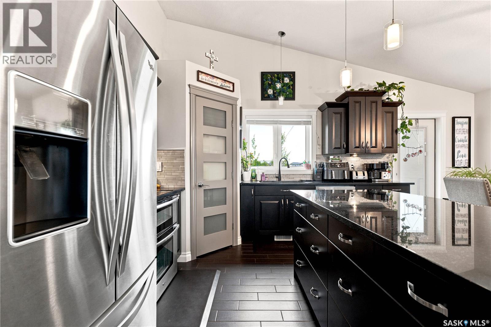 335 Dawson Crescent, Saskatoon, SK - Indoor Photo Showing Kitchen With Upgraded Kitchen