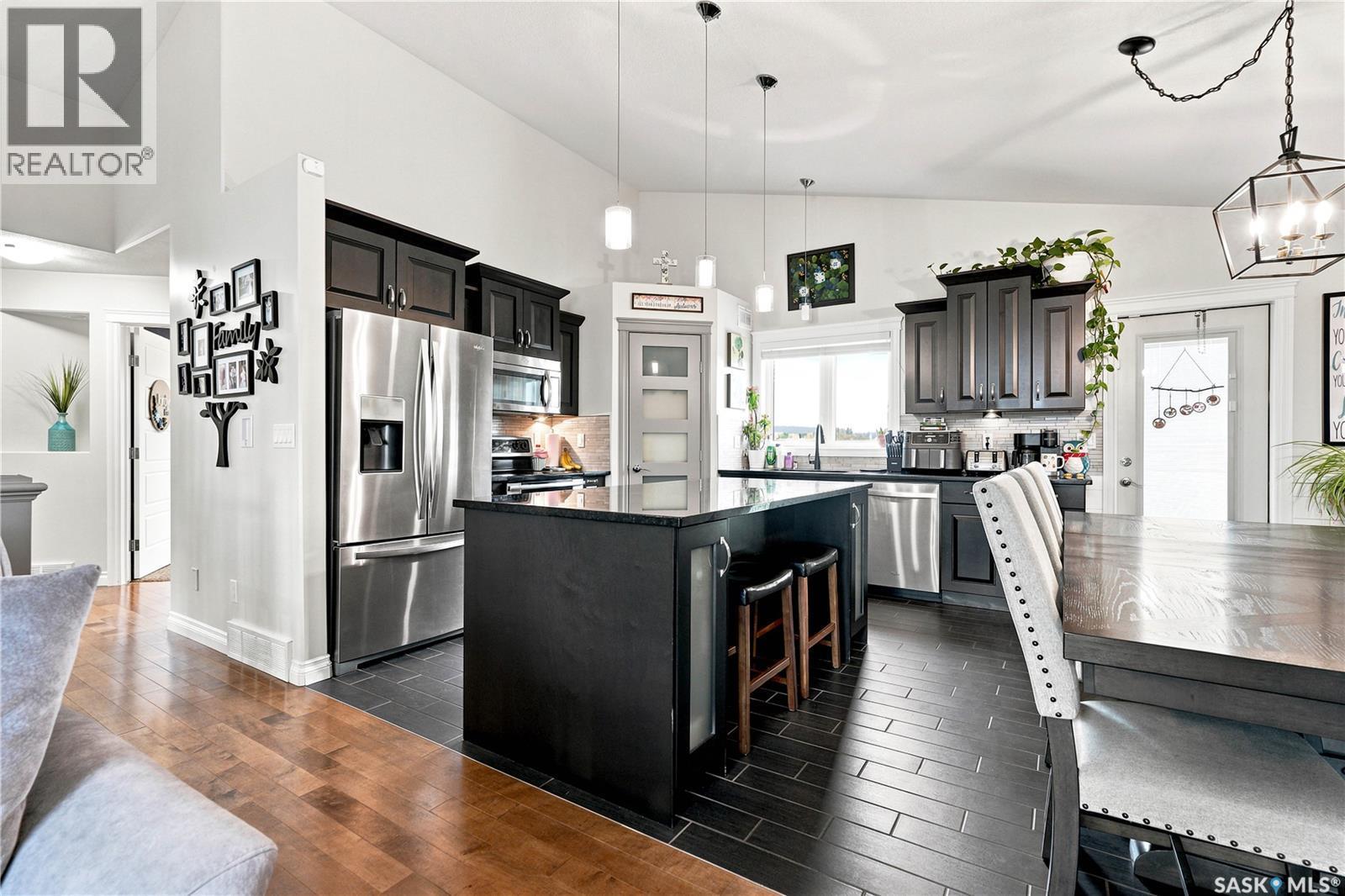 335 Dawson Crescent, Saskatoon, SK - Indoor Photo Showing Kitchen With Upgraded Kitchen
