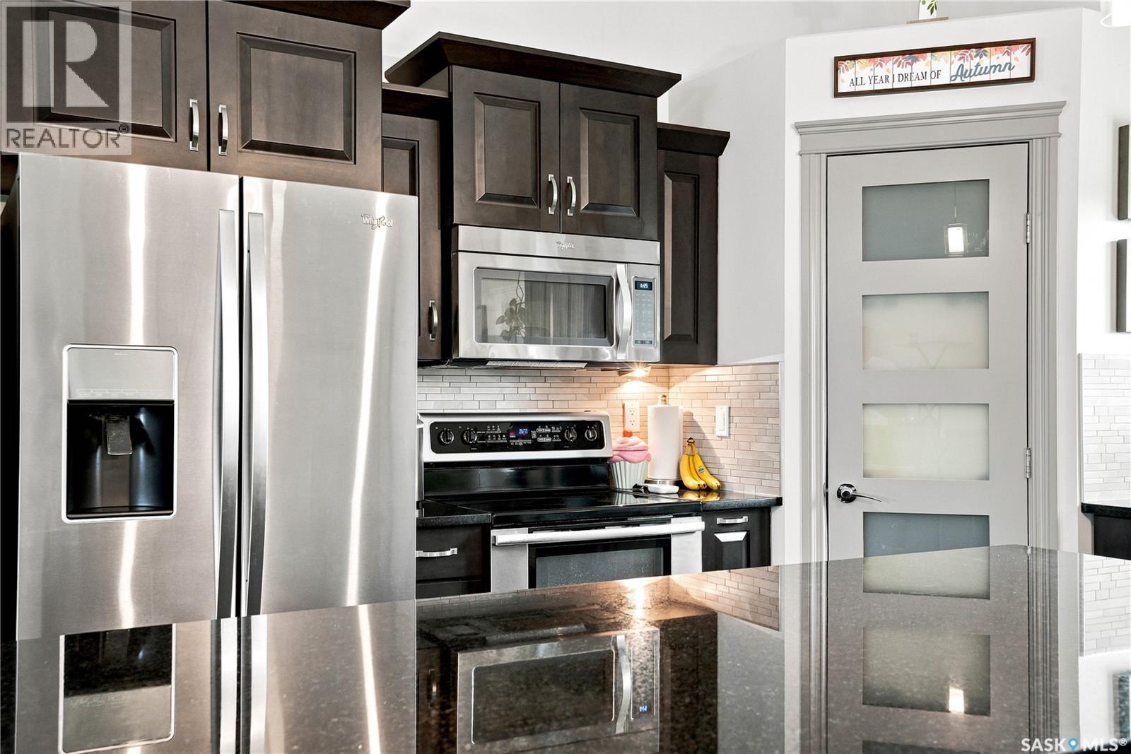 335 Dawson Crescent, Saskatoon, SK - Indoor Photo Showing Kitchen With Upgraded Kitchen