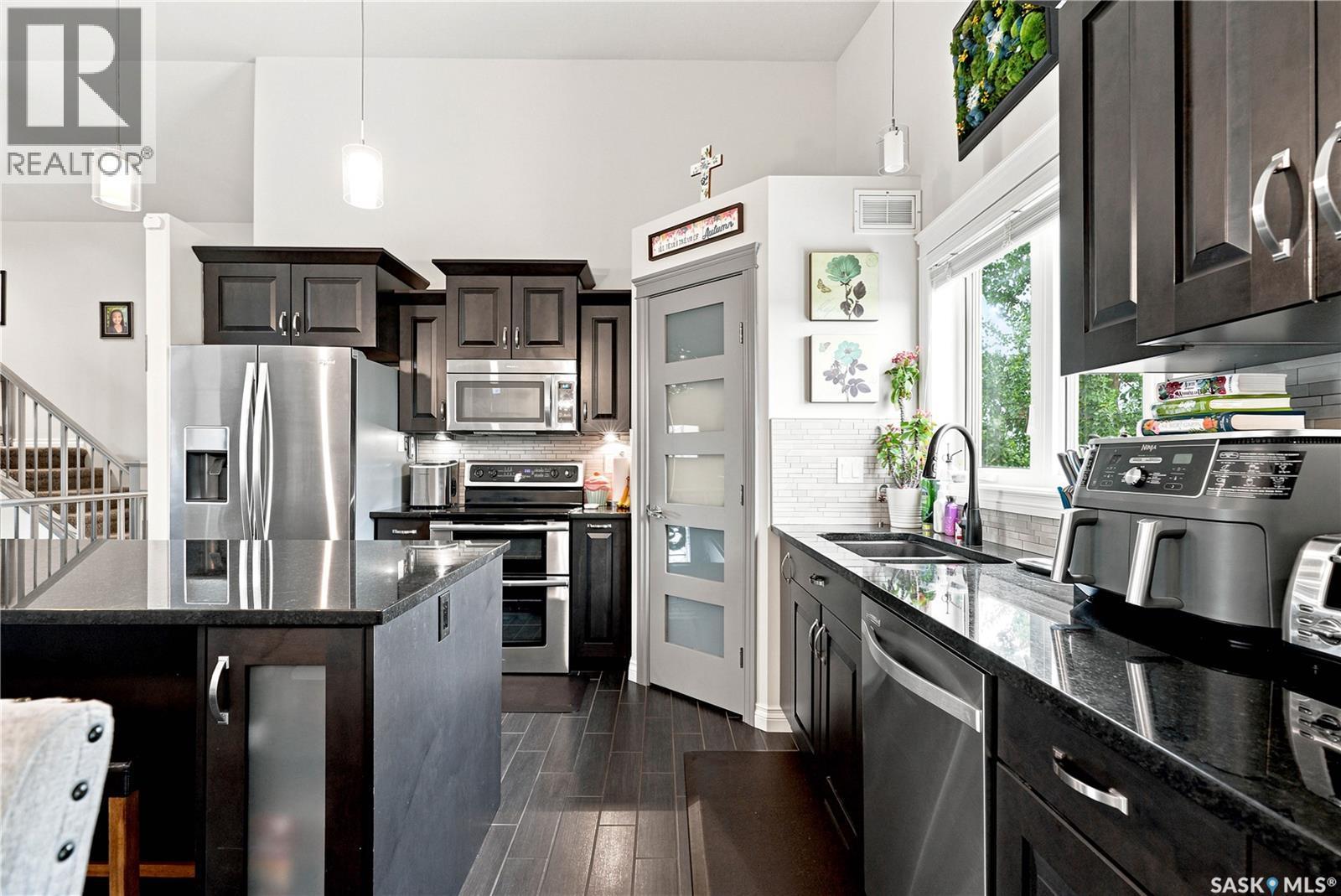 335 Dawson Crescent, Saskatoon, SK - Indoor Photo Showing Kitchen With Double Sink With Upgraded Kitchen