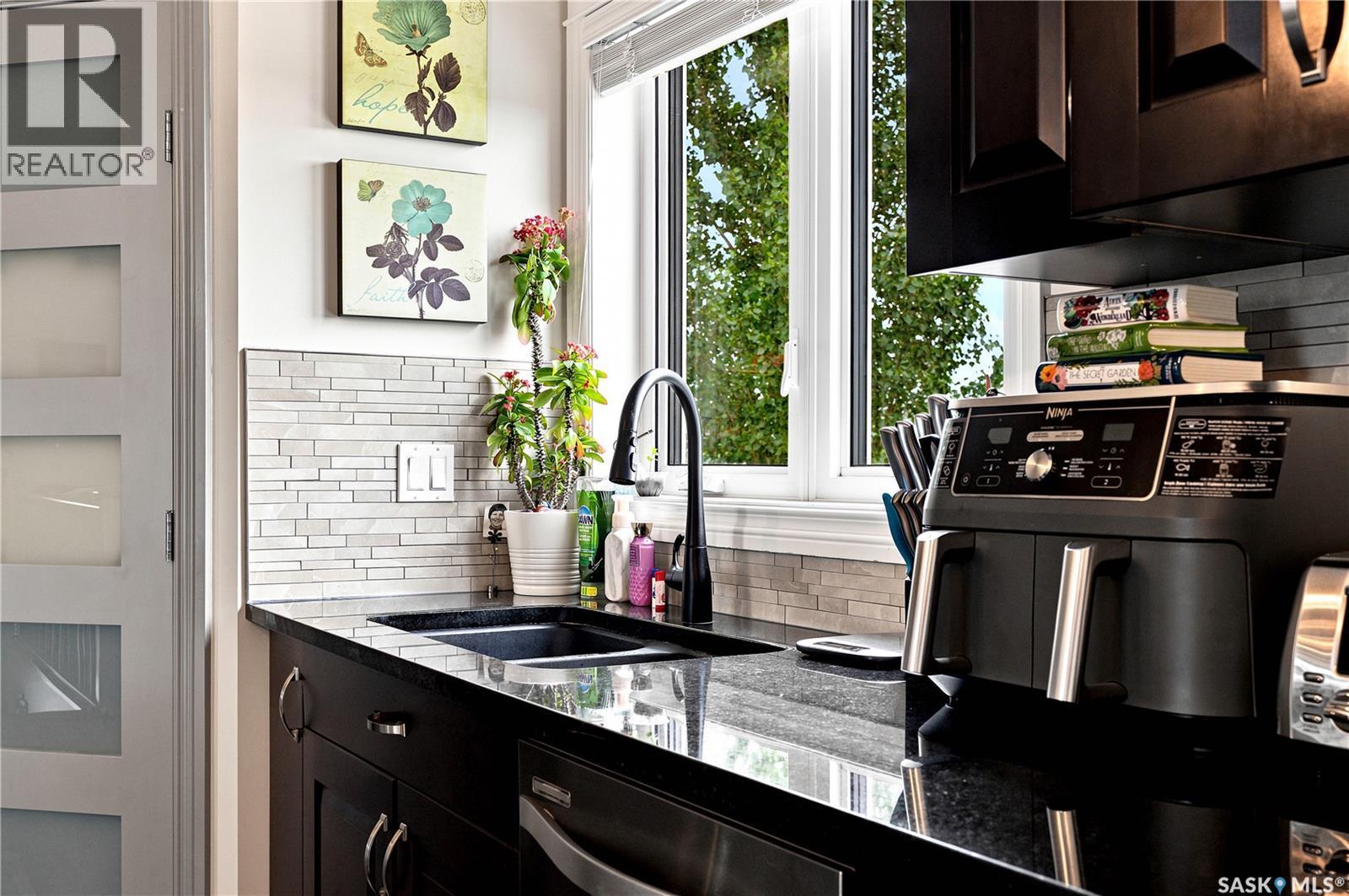 335 Dawson Crescent, Saskatoon, SK - Indoor Photo Showing Kitchen With Double Sink
