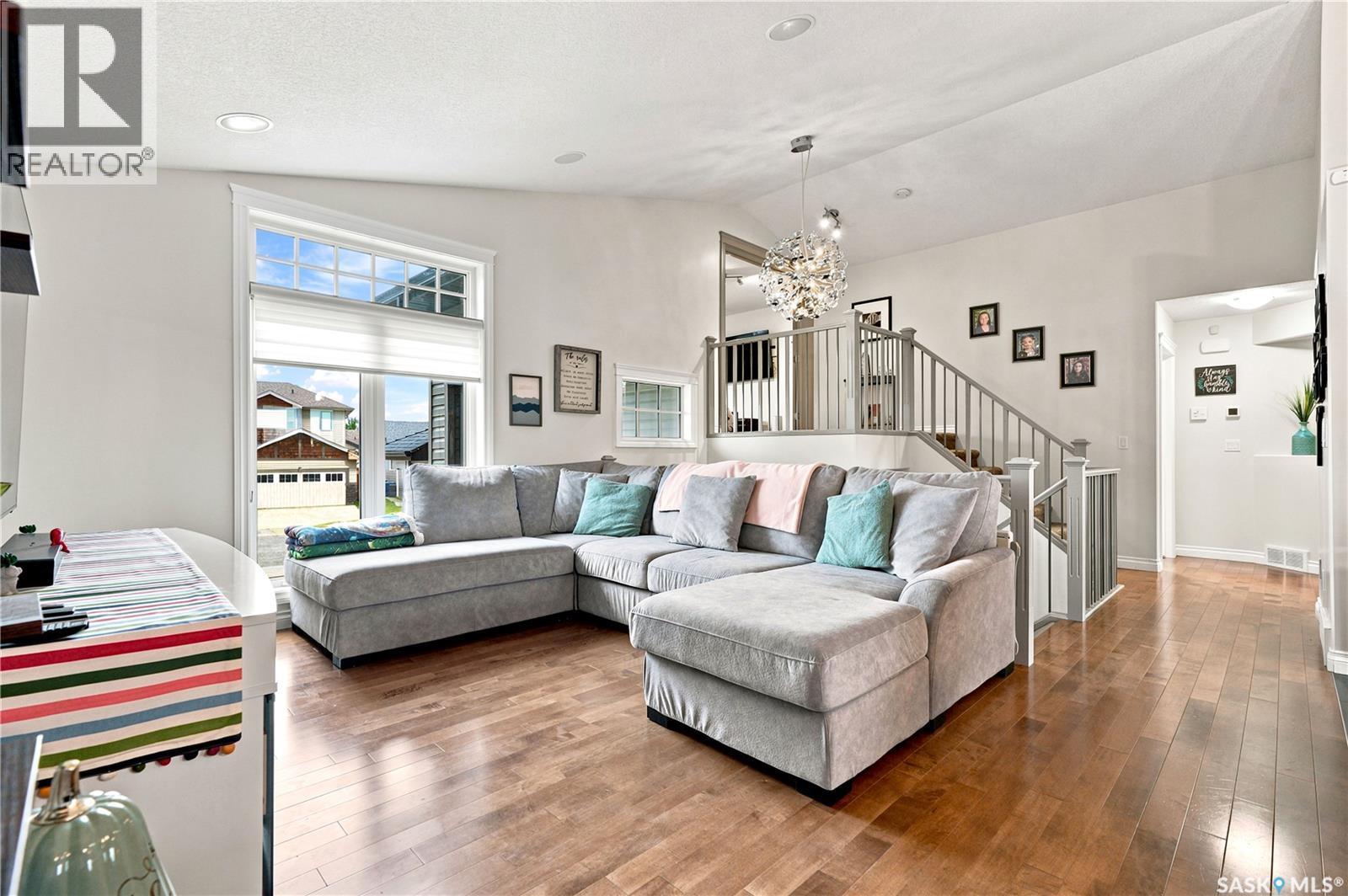 335 Dawson Crescent, Saskatoon, SK - Indoor Photo Showing Living Room