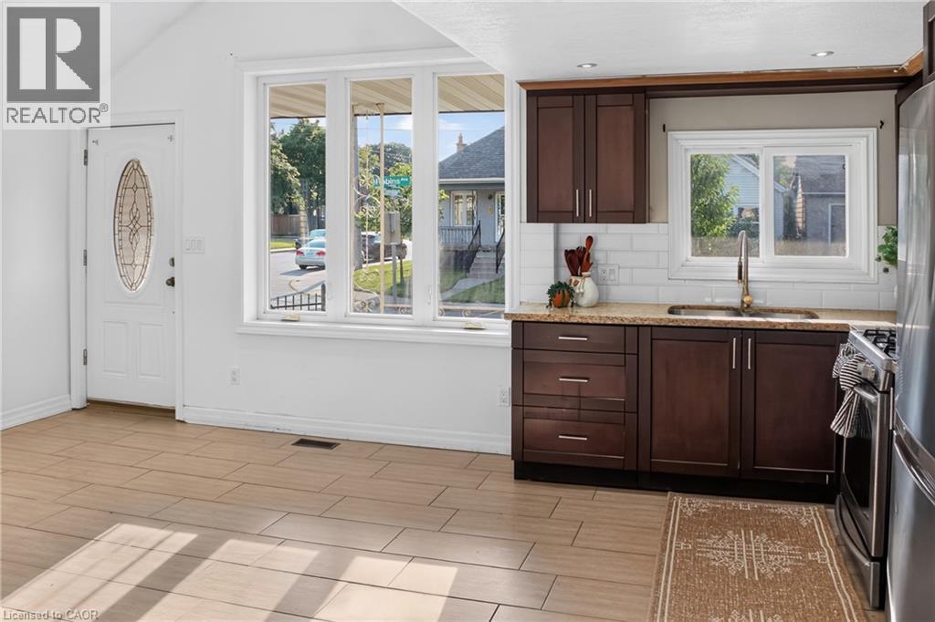 8 Robins Avenue, Hamilton, ON - Indoor