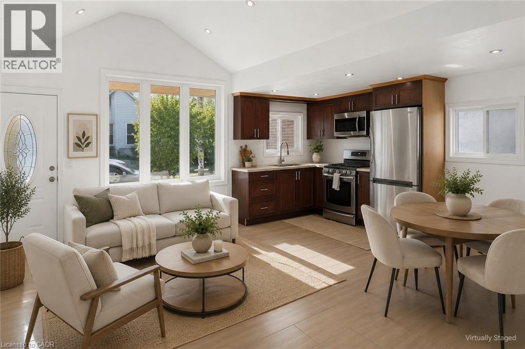 8 Robins Avenue, Hamilton, ON - Indoor