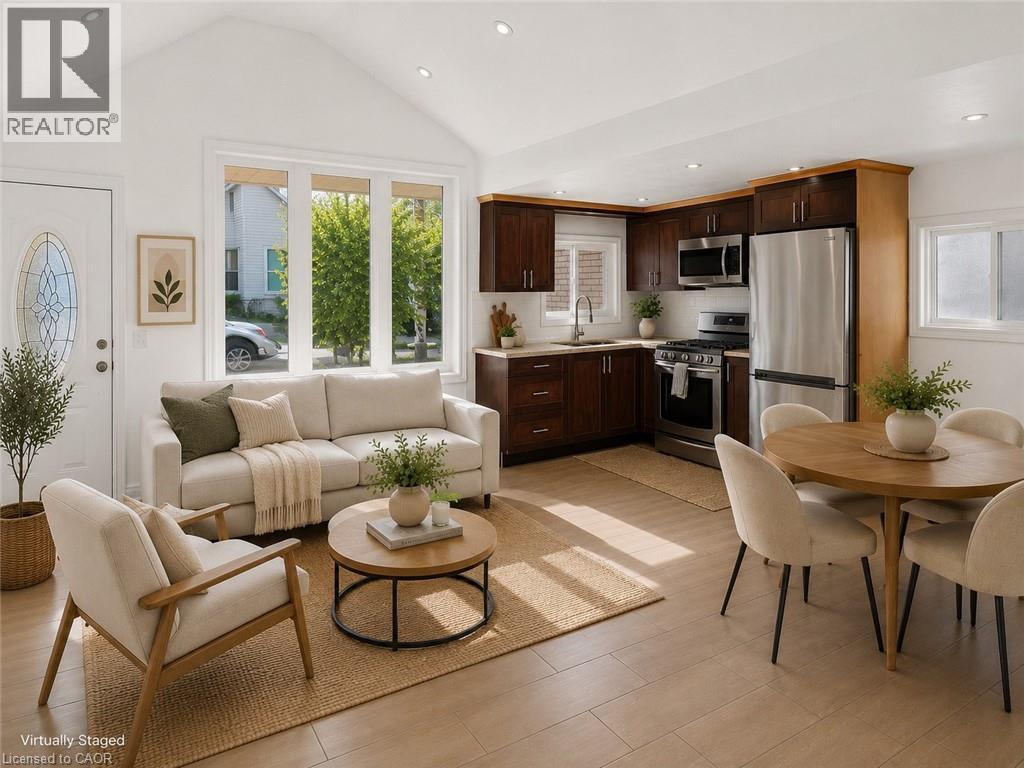 8 Robins Avenue, Hamilton, ON - Indoor