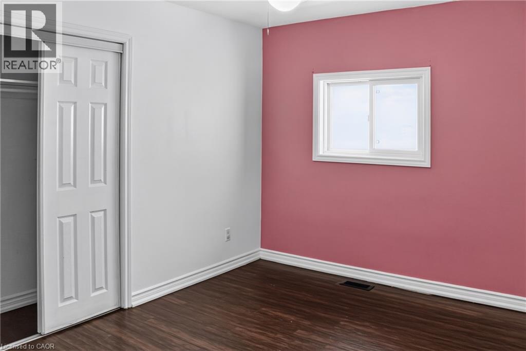 8 Robins Avenue, Hamilton, ON - Indoor Photo Showing Other Room