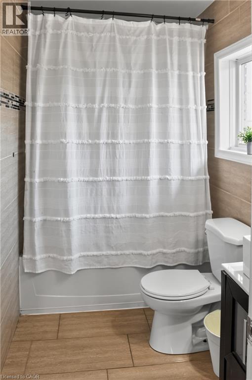 8 Robins Avenue, Hamilton, ON - Indoor Photo Showing Bathroom