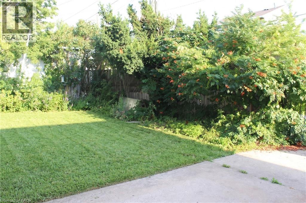 8 Robins Avenue, Hamilton, ON - Outdoor
