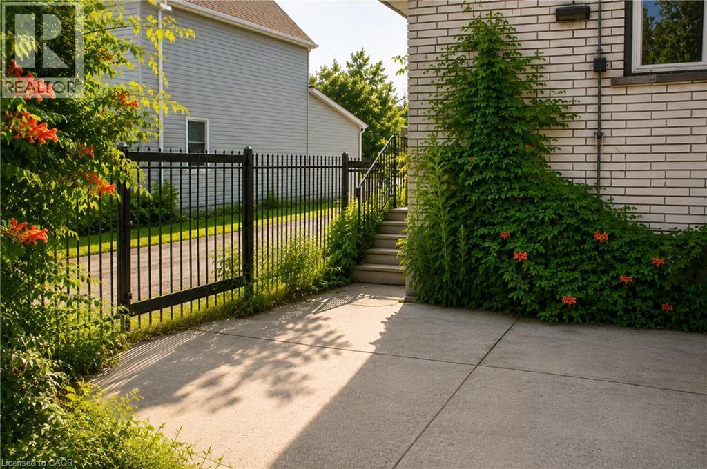 8 Robins Avenue, Hamilton, ON - Outdoor