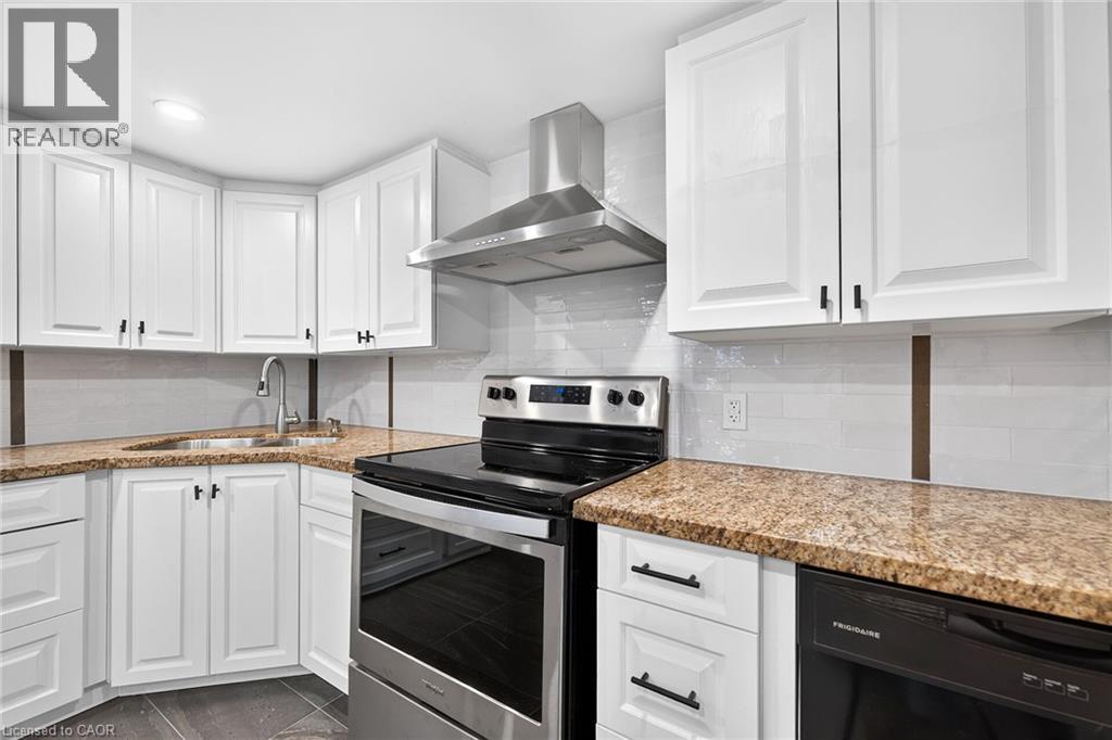 96 Fielding Crescent, Hamilton, ON - Indoor Photo Showing Kitchen With Double Sink With Upgraded Kitchen
